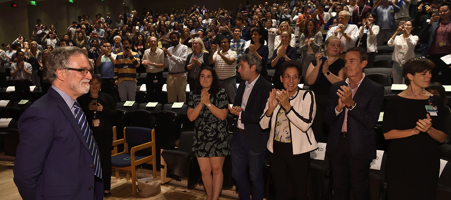 An audience applauds Nobel laureate Gregg Semenza.