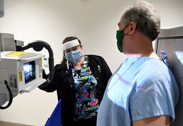 Un paciente recibe una radiografía.